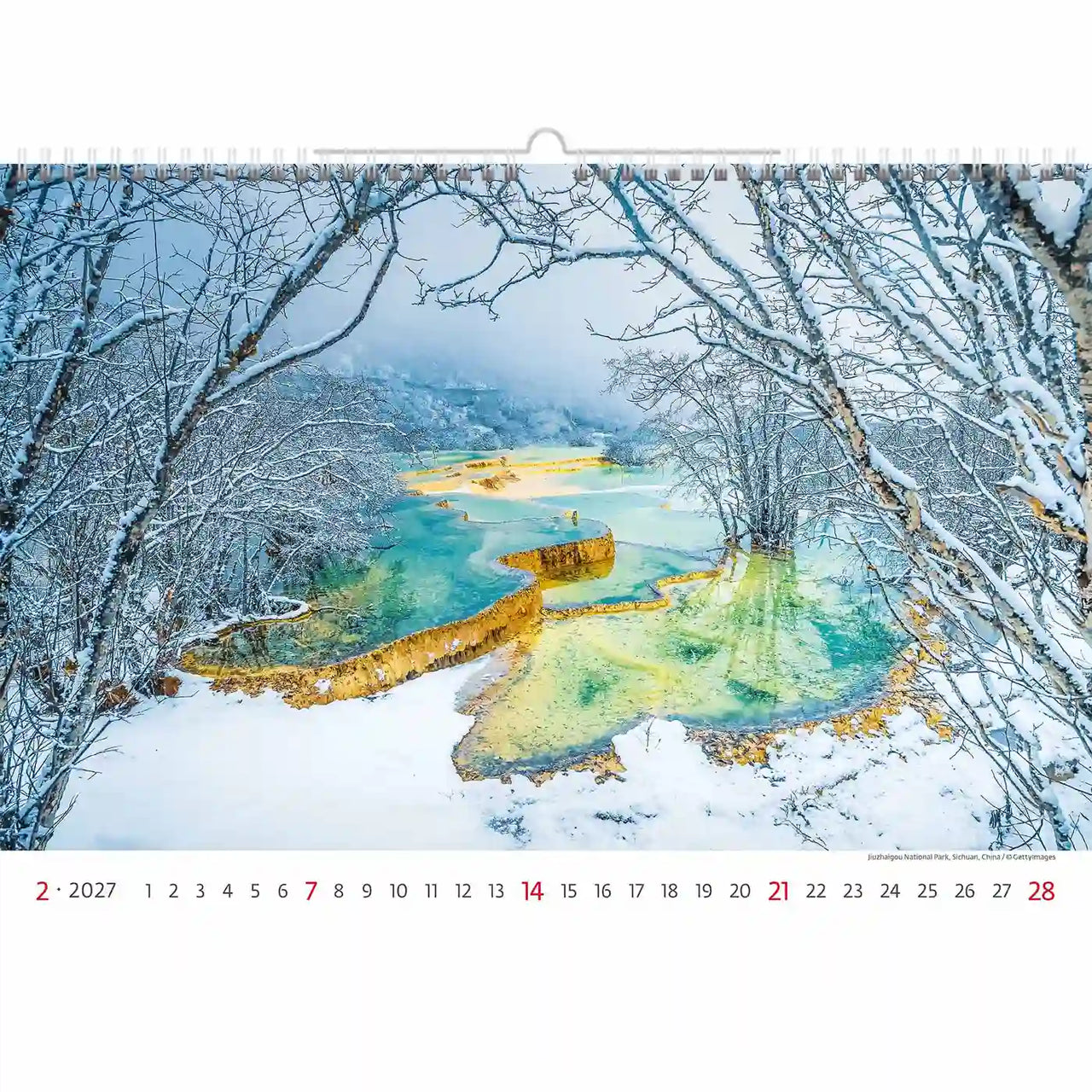 Kalender met een winterlandschap met daarin een besneeuwd landschap en een brug.