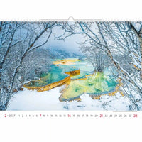 Kalender met een winterlandschap met daarin een besneeuwd landschap en een brug.