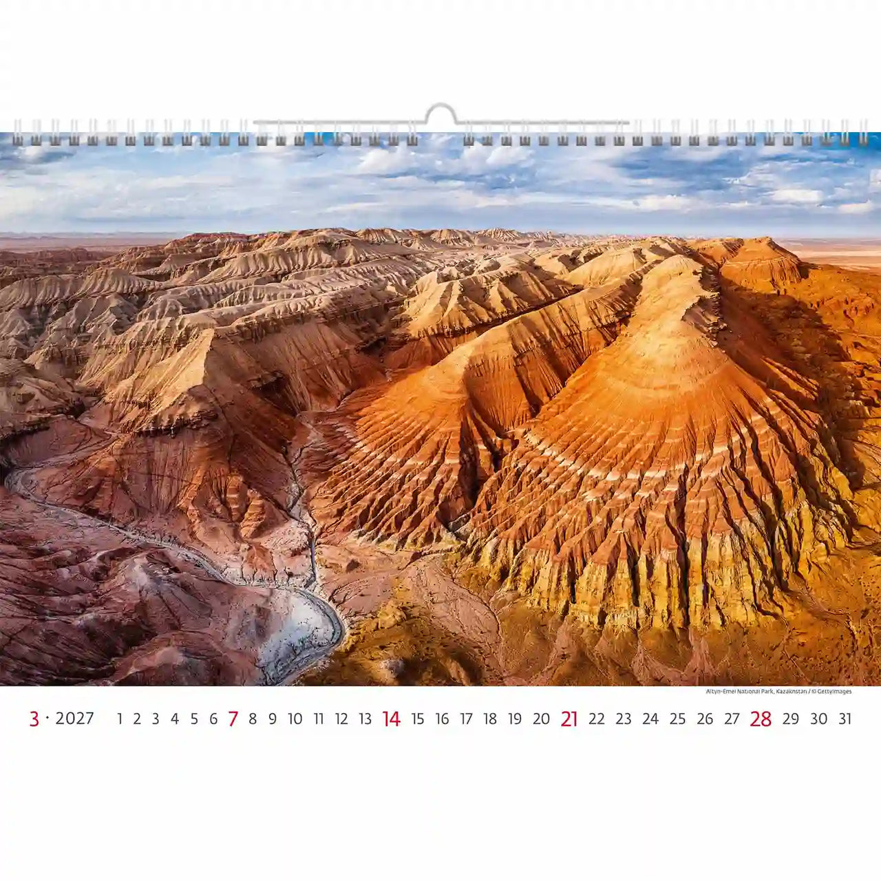 Kalender met een woestijnlandschap met zandsteenformaties en een rivier.