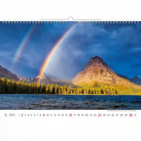Kalender met een schilderachtig uitzicht op een berg en een regenboog boven water