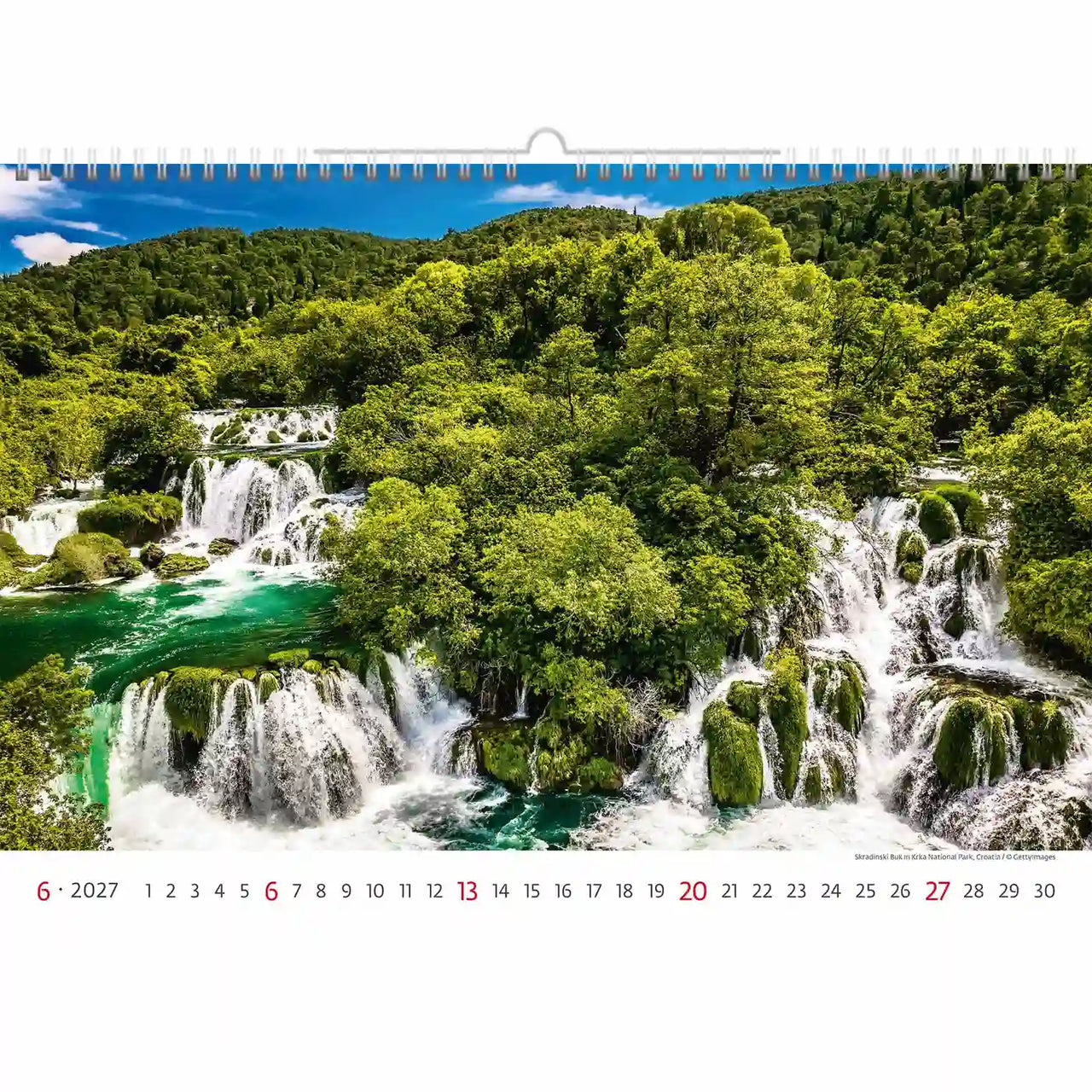 Kalender met een schilderachtig waterval- en bosontwerp op een witte achtergrond