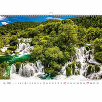Kalender met een schilderachtig waterval- en bosontwerp op een witte achtergrond