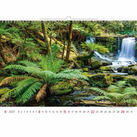 Kalender met een schilderachtig uitzicht op een waterval en weelderig groen