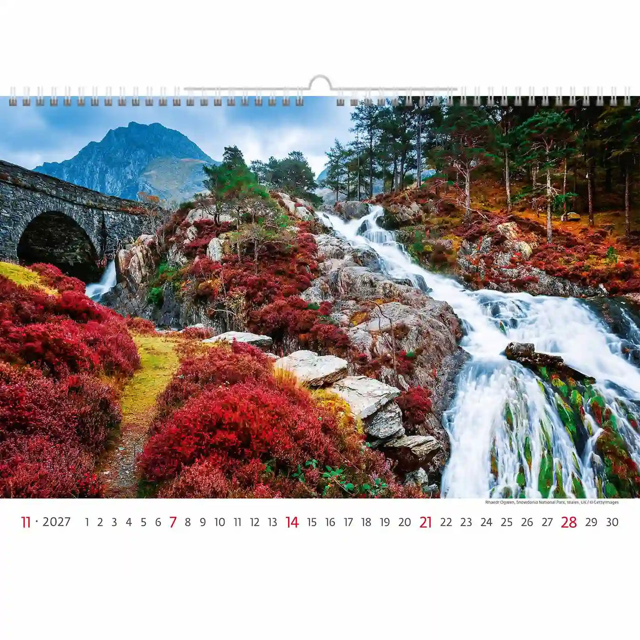 Kalender met een schilderachtig landschap met een waterval en brug.