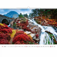 Kalender met een schilderachtig landschap met een waterval en brug.