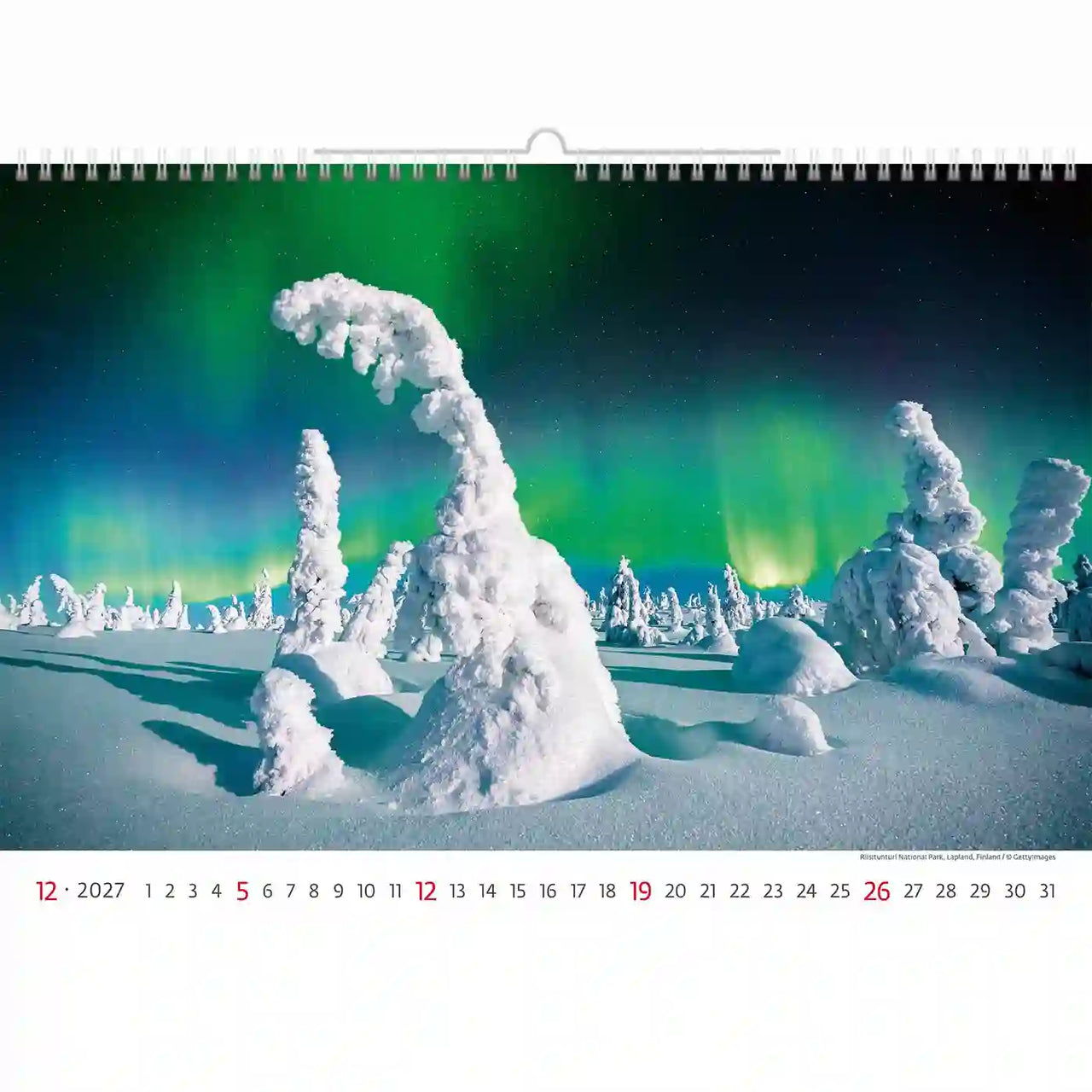 Kalender met een winterlandschap met besneeuwde bomen en het noorderlicht.