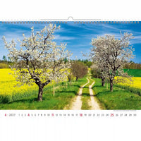 Kalender met een schilderachtig uitzicht op kersenbloesembomen en een pad in een veld.