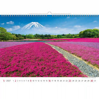 Kalender met een schilderachtig uitzicht op de berg Fuji en roze bloemen op de voorgrond
