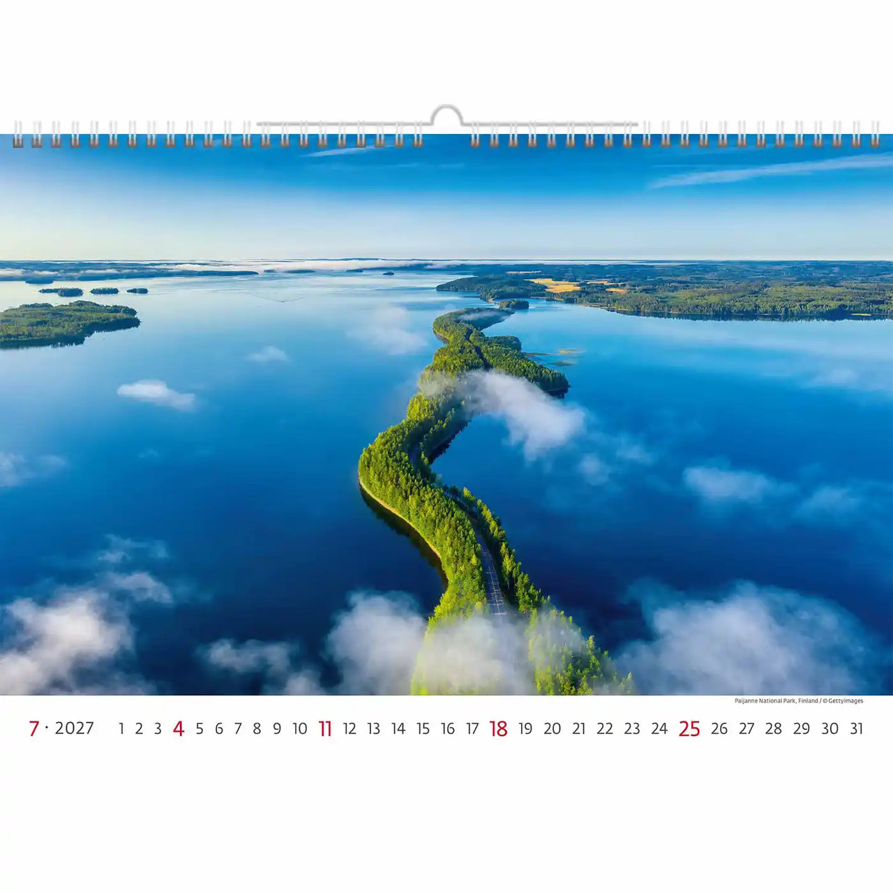 Kalender met een schilderachtig uitzicht op een rivier en eilanden, met de maand juli 2027.