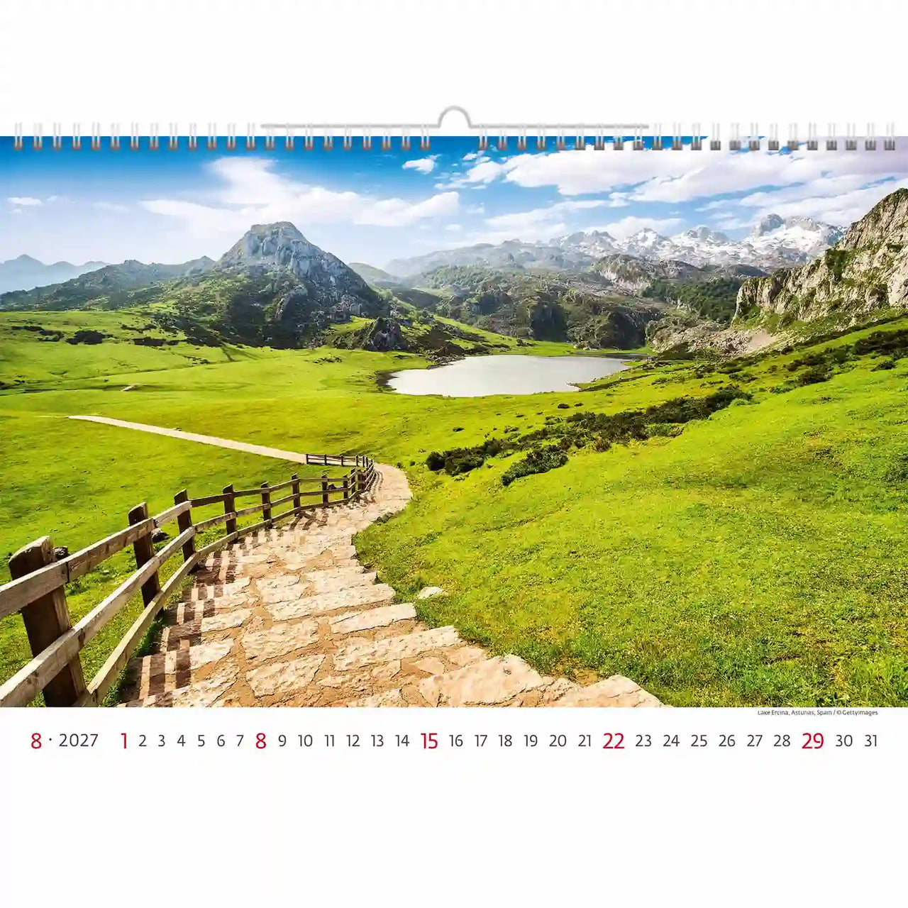 Kalender met een schilderachtig landschap met een pad, een meer en bergen.