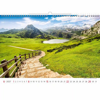 Kalender met een schilderachtig landschap met een pad, een meer en bergen.
