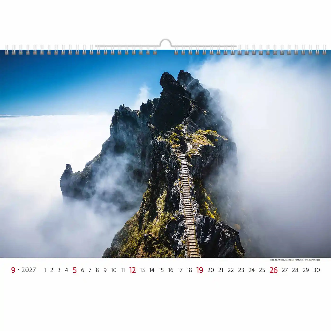 Kalender met een berg- en trapontwerp, met een schilderachtig uitzicht op een bergtop met een pad ernaartoe.