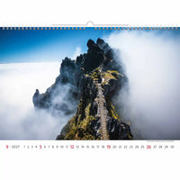 Kalender met een berg- en trapontwerp, met een schilderachtig uitzicht op een bergtop met een pad ernaartoe.