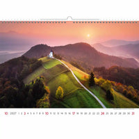 Kalender met een schilderachtig berglandschap en zonsondergang
