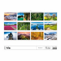 Wandkalender met schilderachtige landschapsafbeeldingen op een witte achtergrond