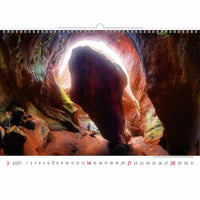 Kalender met de ingang van een grot met een persoon erin, editie 2027.