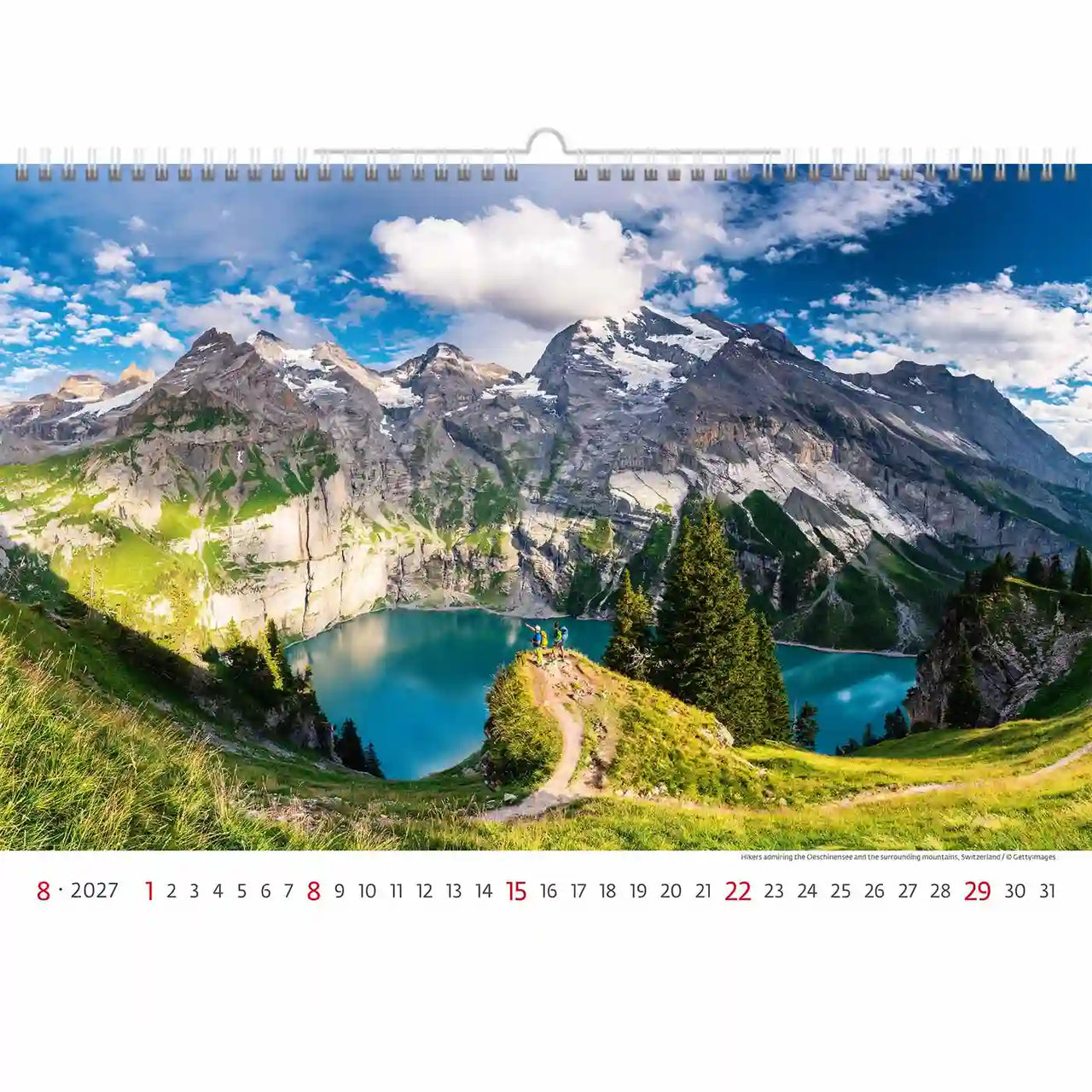 Kalender met een schilderachtig berglandschap met een meer en helderblauwe lucht.