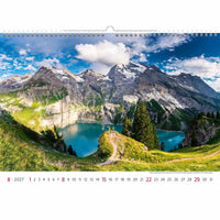 Kalender met een schilderachtig berglandschap met een meer en helderblauwe lucht.