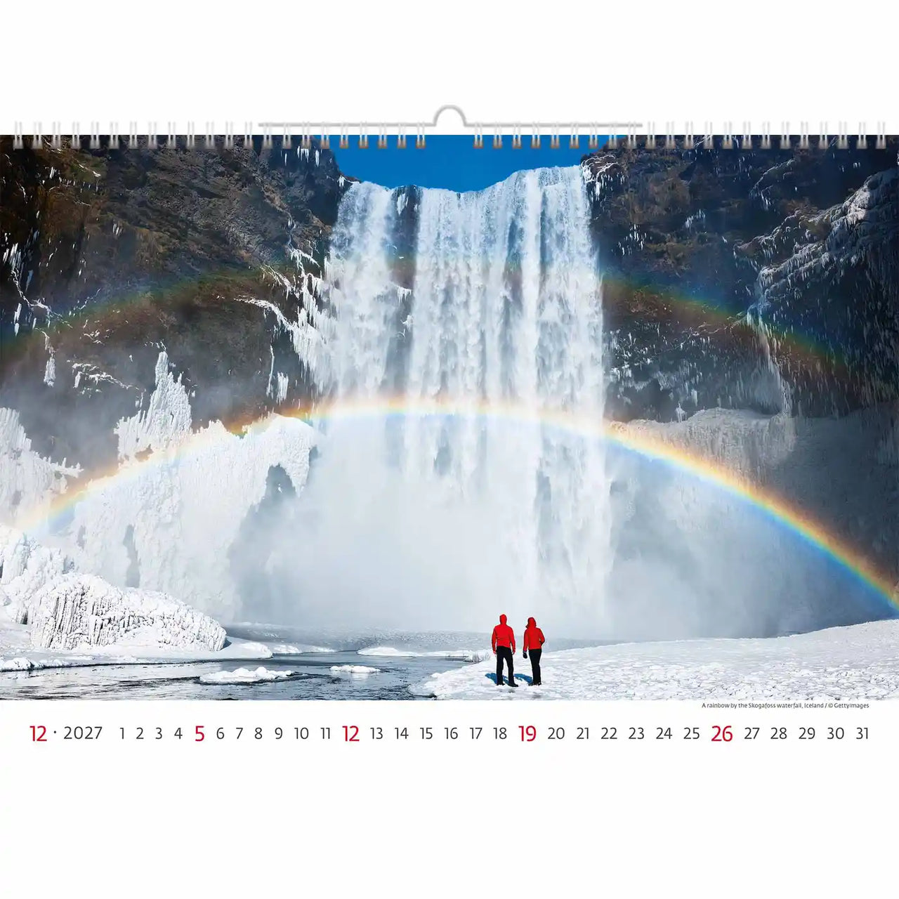 Kalender met een schilderachtig uitzicht op een waterval en regenboog, met twee mensen in rode jasjes.