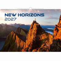 Kalenderomslag met bergtafereel en tekst 'New Horizons 2027'