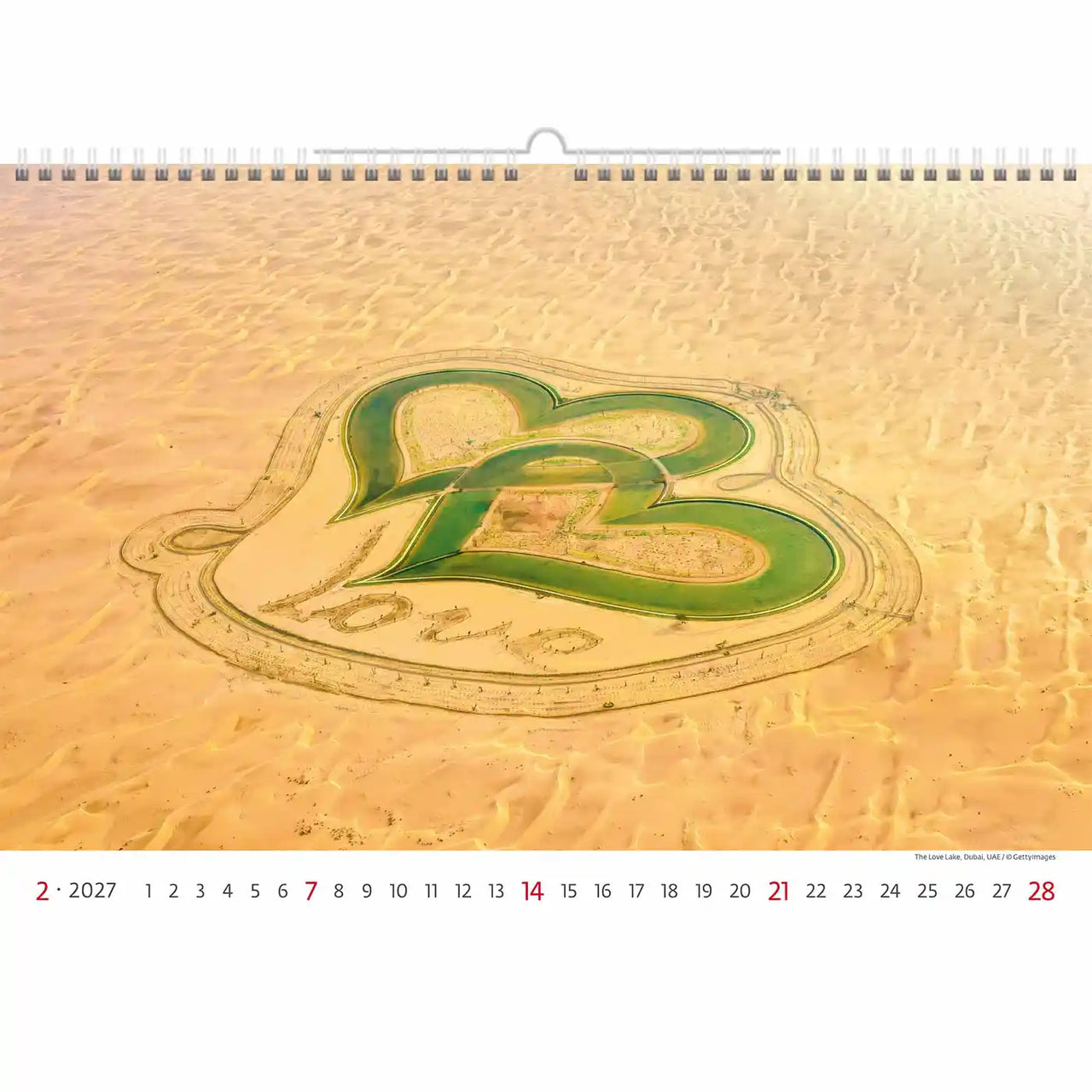 Kalender met een woestijntafereel met een grote letter 'B' en 'L' getekend in het zand.