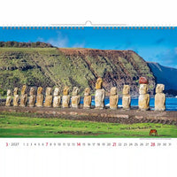 Kalender met Moai stenen beelden op Paaseiland tegen een bergachtige achtergrond