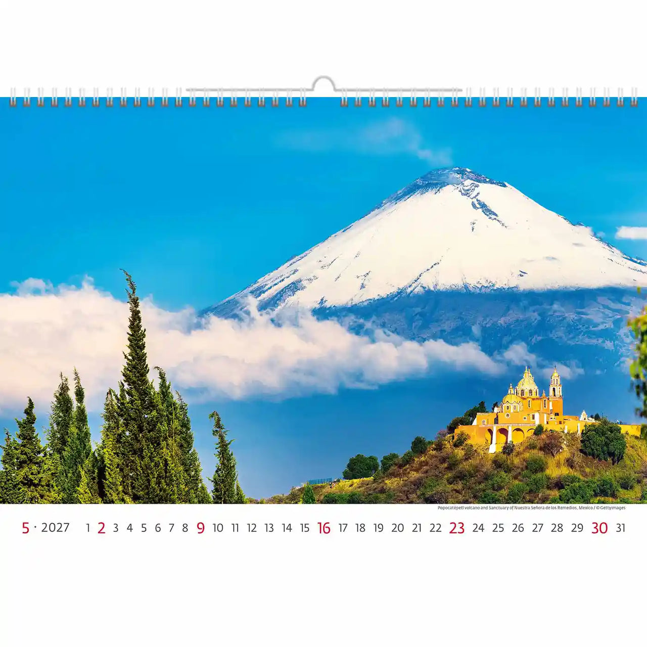 Kalender met een schilderachtig uitzicht op een berg en gebouw, met een blauwe lucht en witte wolken.