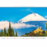 Kalender met een schilderachtig uitzicht op een berg en gebouw, met een blauwe lucht en witte wolken.
