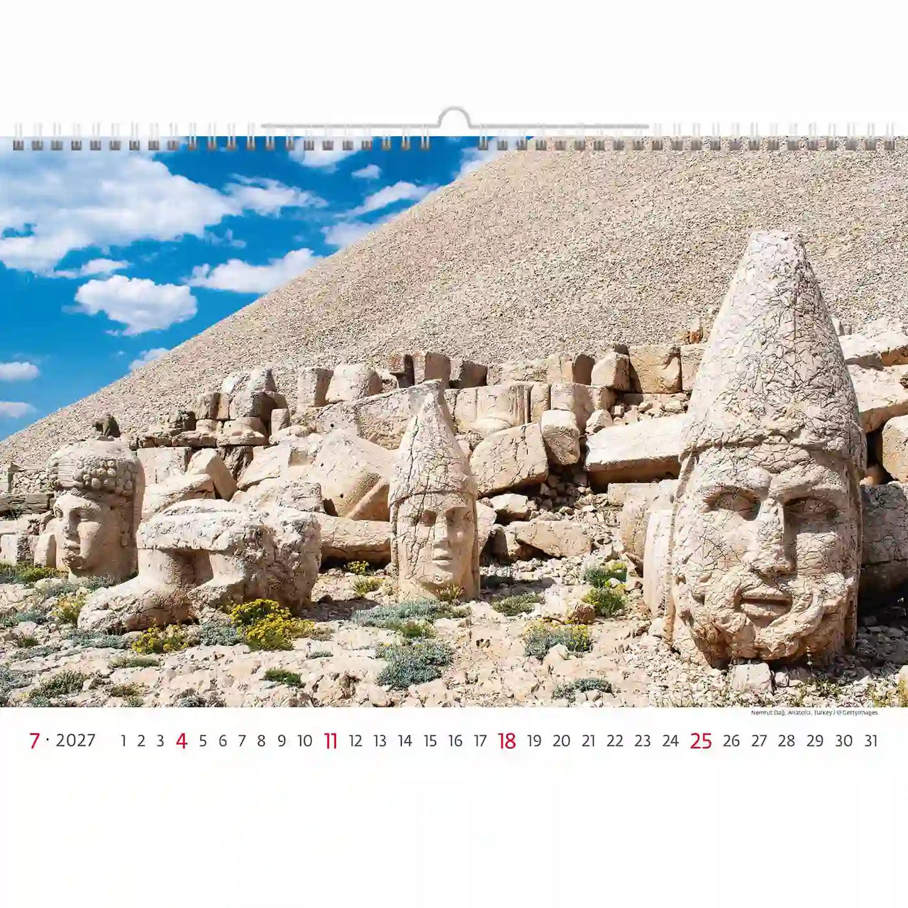 Kalender met stenen hoofden en berglandschap, met een schilderachtig uitzicht.