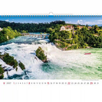 Kalender met een schilderachtig uitzicht op een waterval en het omringende landschap.