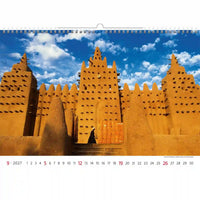 Kalender met een traditioneel Afrikaans architectuurontwerp op een witte achtergrond