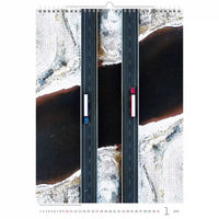 Kalender met een luchtroute tussen twee bergen
