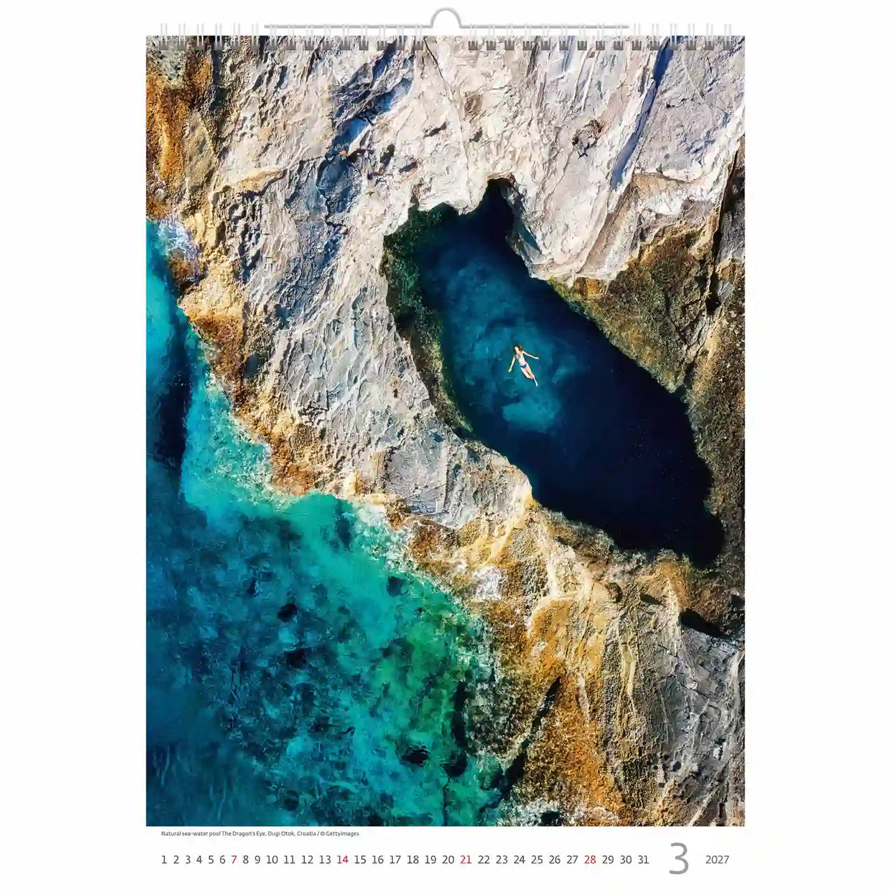 Kalender met een luchtfoto van een berg en een diepblauwe kleur.