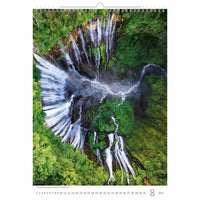 Kalender met een luchtfoto van een waterval in het bos