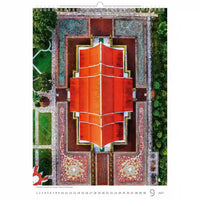 Luchtfoto van een gebouw met een rood dak, omgeven door groen, op een kalenderpagina.