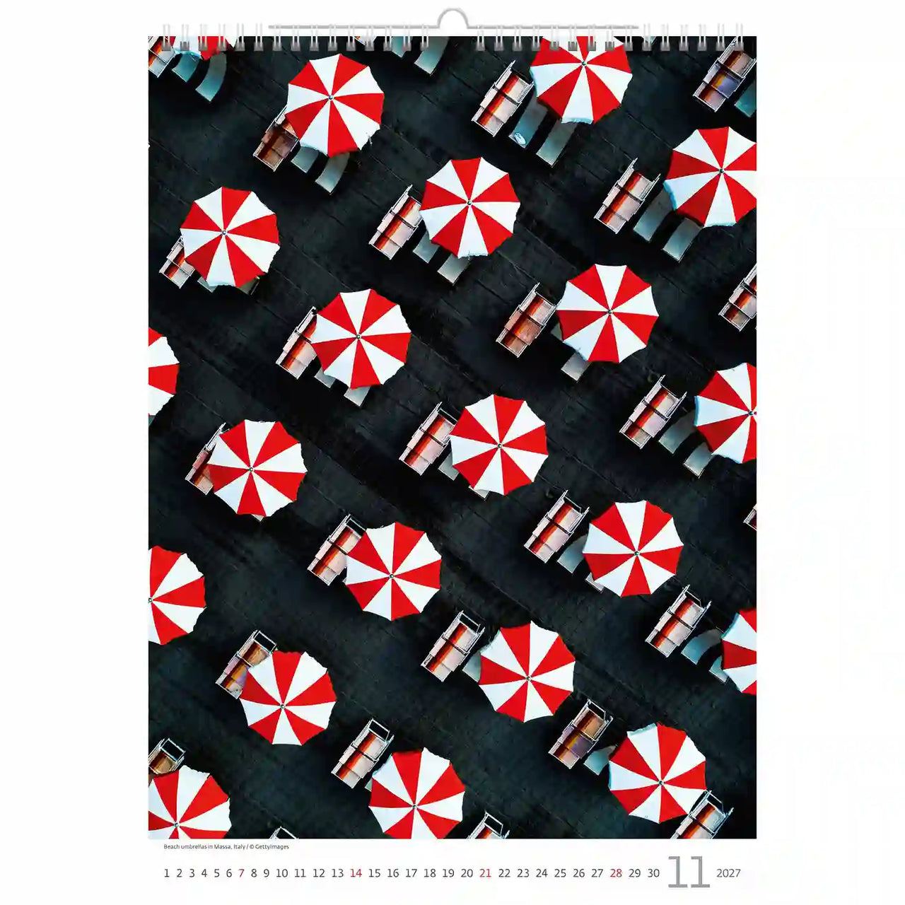 Kalender met een patroon van rode en witte parasols en tafels op een zwarte achtergrond.
