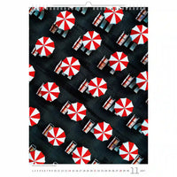 Kalender met een patroon van rode en witte parasols en tafels op een zwarte achtergrond.