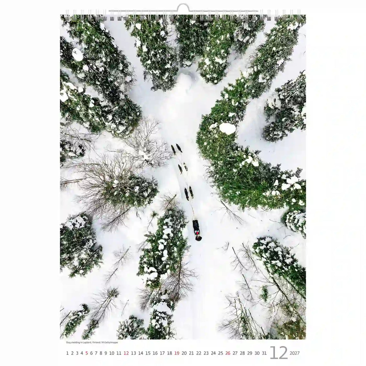 Luchtfoto van een besneeuwd bos met mensen die op een pad lopen, kalenderpagina voor december 2023.
