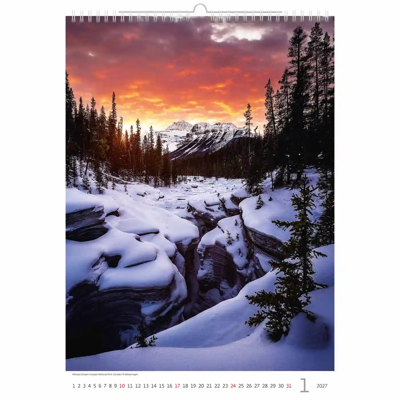 Kalender met panoramisch uitzicht op een besneeuwd bos en bergen bij zonsondergang.