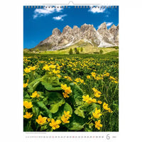 Kalenderpagina met een berglandschap en gele bloemen