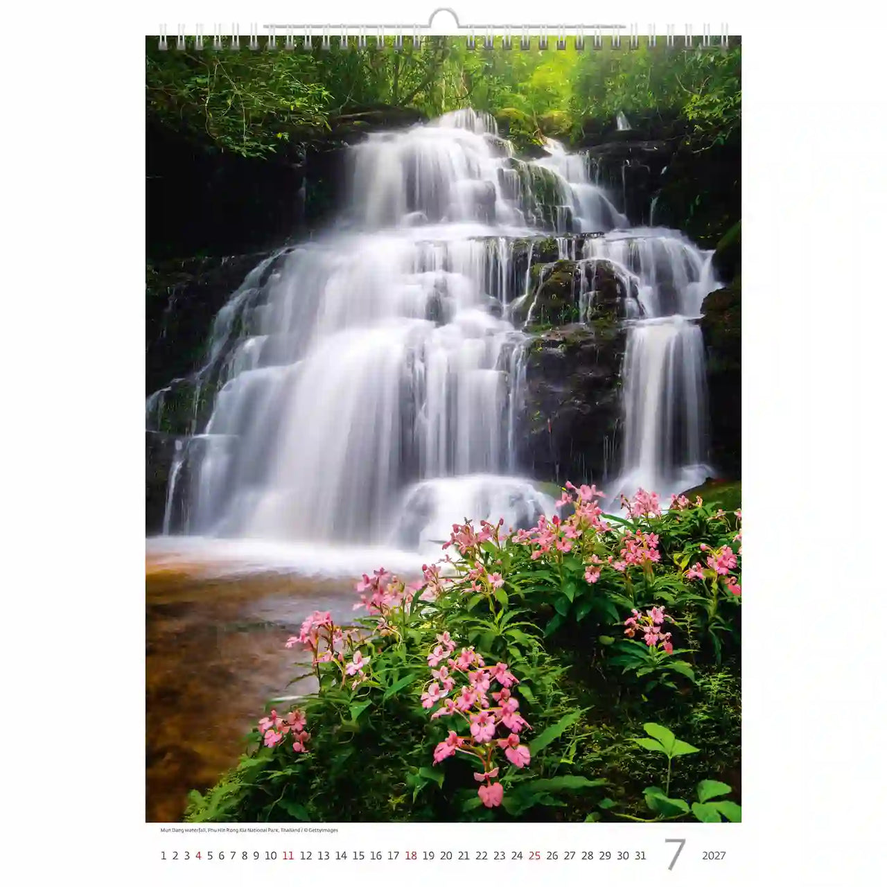 Kalenderpagina met een waterval en roze bloemen in een bosrijke omgeving