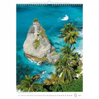 Kalender met een luchtfoto van een tropisch eiland met palmbomen en turquoise zee.
