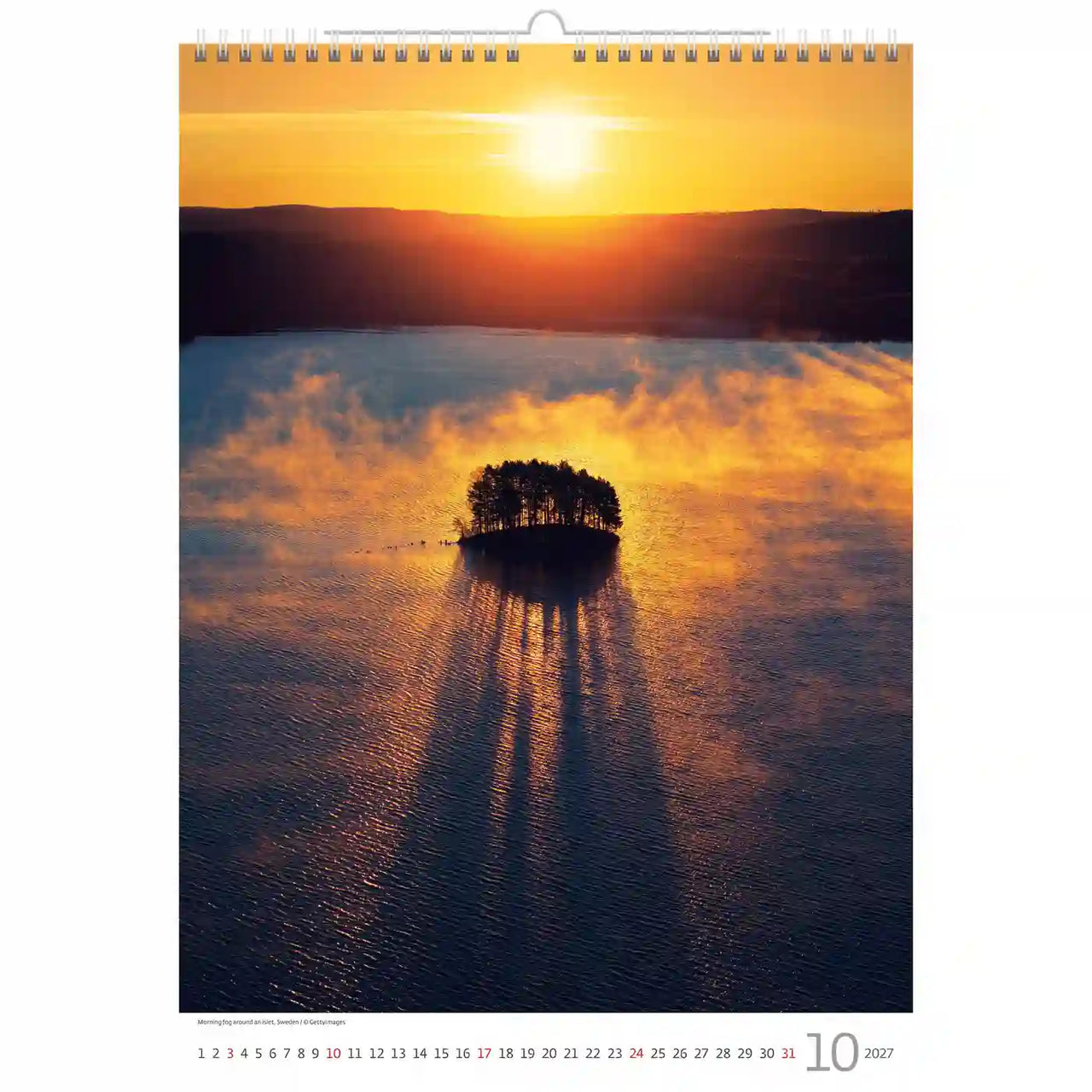 Kalenderpagina met een zonsondergang over een meer en boomreflectie