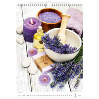 Jaarkalender met wellnessartikelen, waaronder een paarse kaars, een vijzel met lavendelbloemen en flesjes etherische oliën.