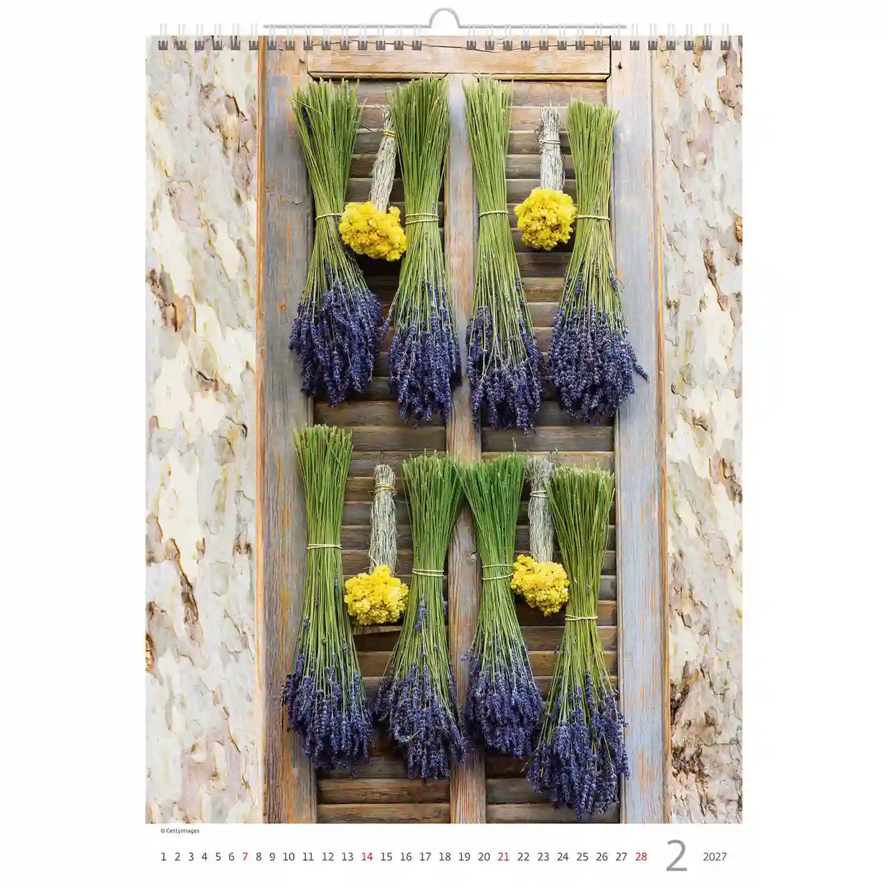 Kalenderpagina met lavendel en gele bloemen op een houten achtergrond