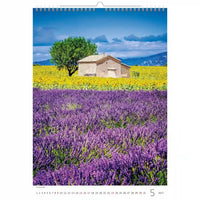 Kalenderpagina met een schilderachtig uitzicht op een huis in een veld, met een boom en lavendelbloemen.