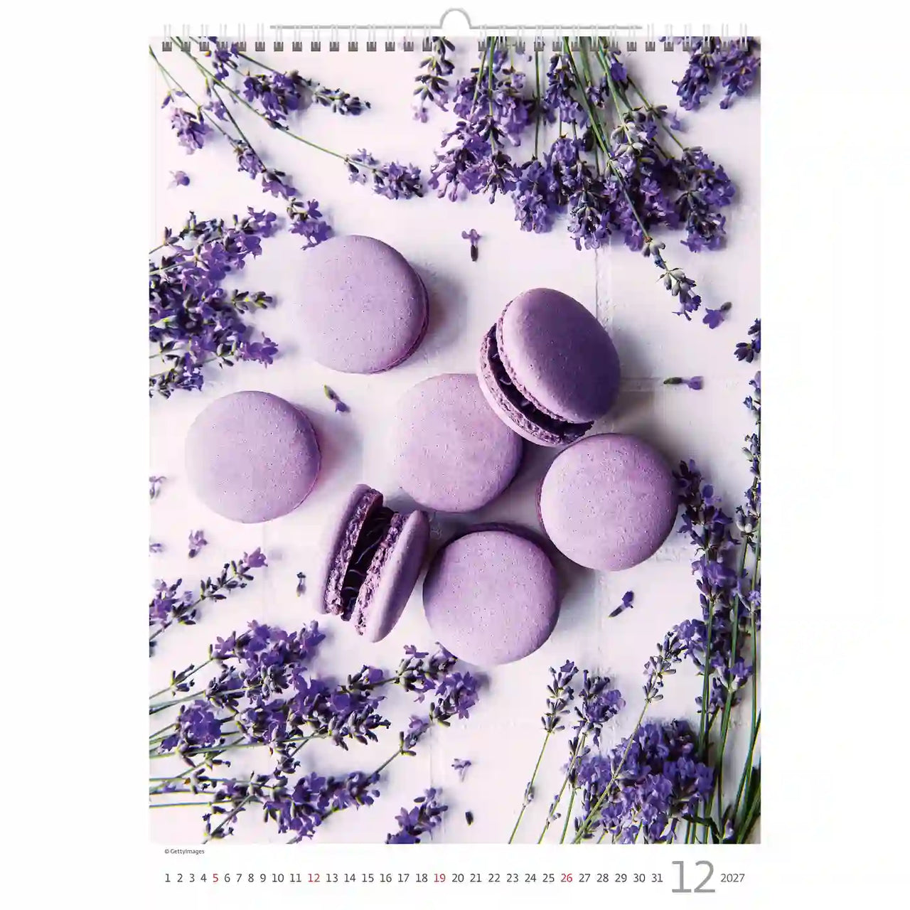 Kalender met paarse macarons en lavendelbloemen op een witte achtergrond