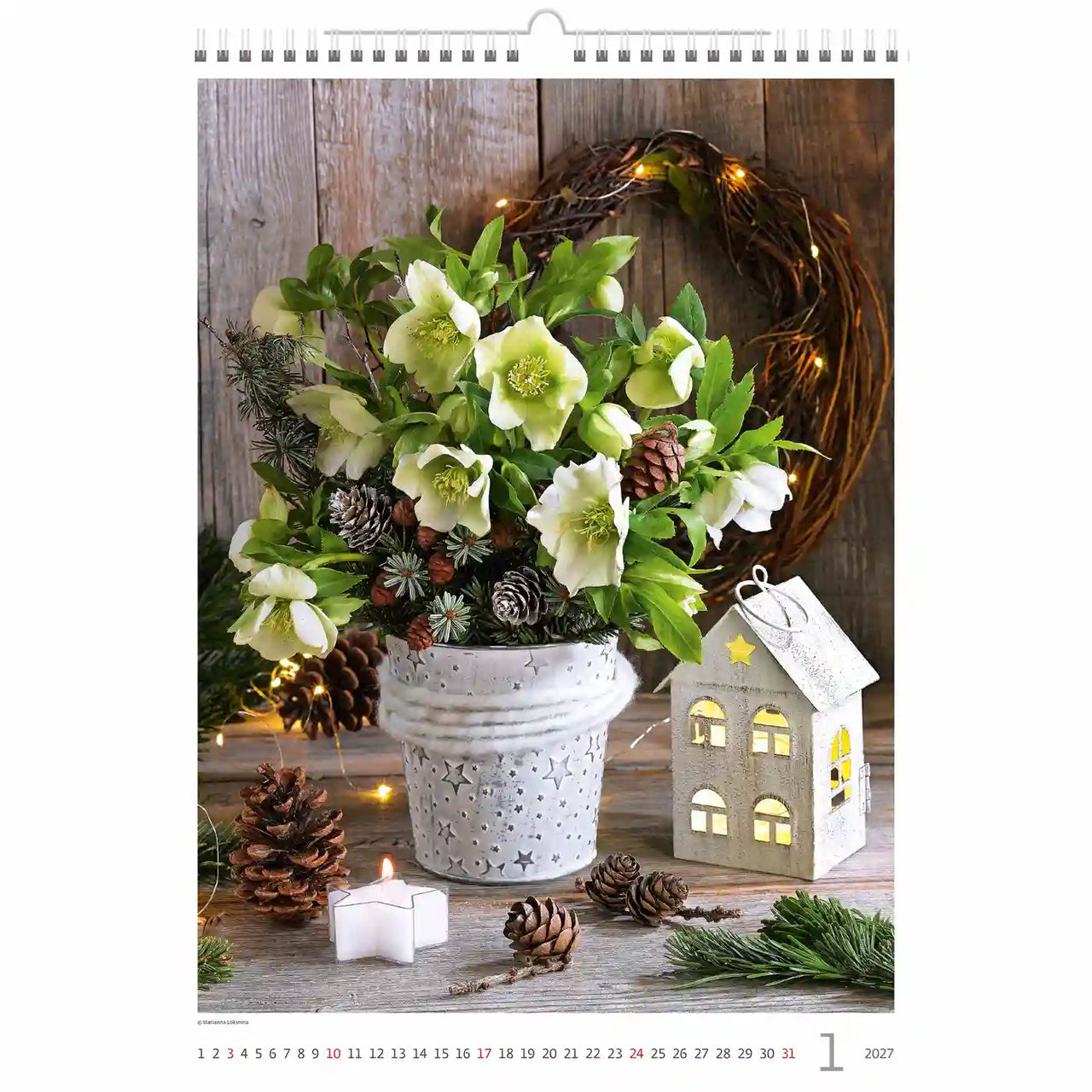 Decoratieve kalenderpagina met een potplant, kaarsen en een huisvormige lantaarn op een houten oppervlak.