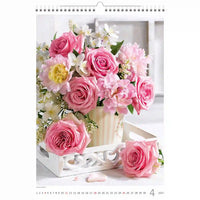 Bloemstuk met roze rozen en witte bloemen in een decoratieve setting
