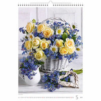 Bloemstuk met gele rozen en blauwe bloemen op een kalenderpagina.